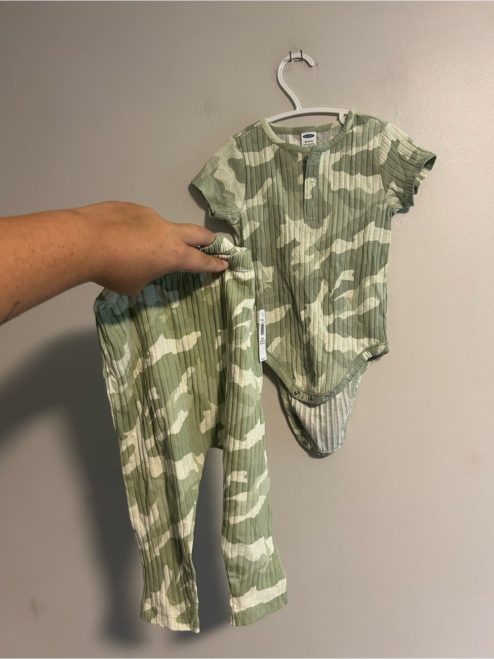 NEW old navy 18/24m green camo ribbed short sleeve onesie & Harlem pants set